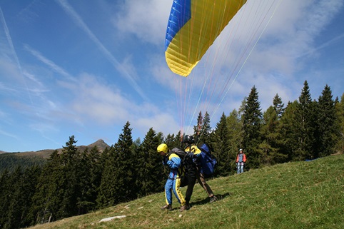 Paragleiten auf der Emberger Alm