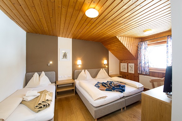 Zimmer im Alpenhof auf der Emberger Alm