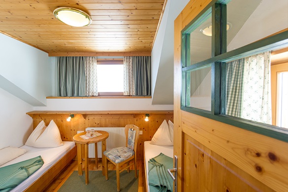 Zimmer im Alpenhof auf der Emberger Alm